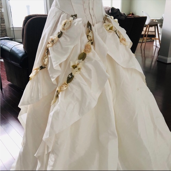 Vintage Ivory Pronovias Wedding Dress with rosette trim - Picture 7 of 12